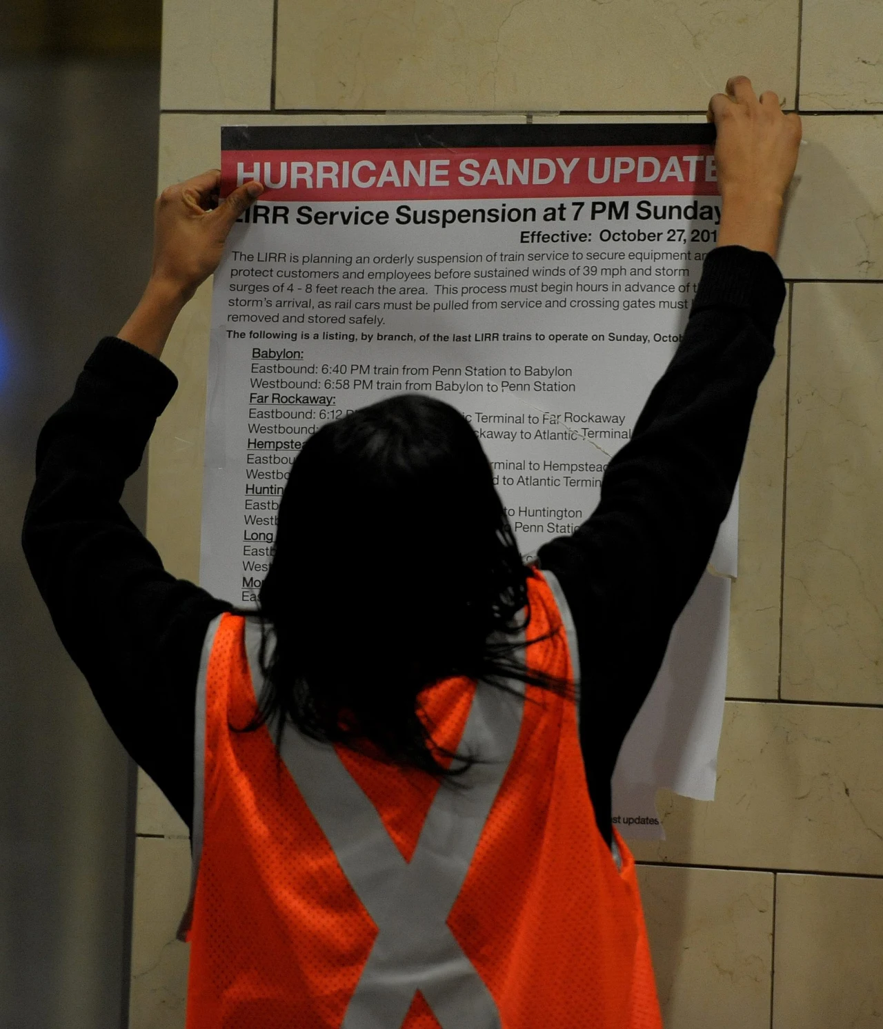 Nieomal każdy róg ulicy oklejony jest informacjami o huraganie 