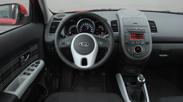 Do jakości wykończenia wnętrza i łatwości obsługi urządzeń pokładowych trudno mieć zastrzeżenia. Wreszcie dostępna jest automatyczna klimatyzacja.