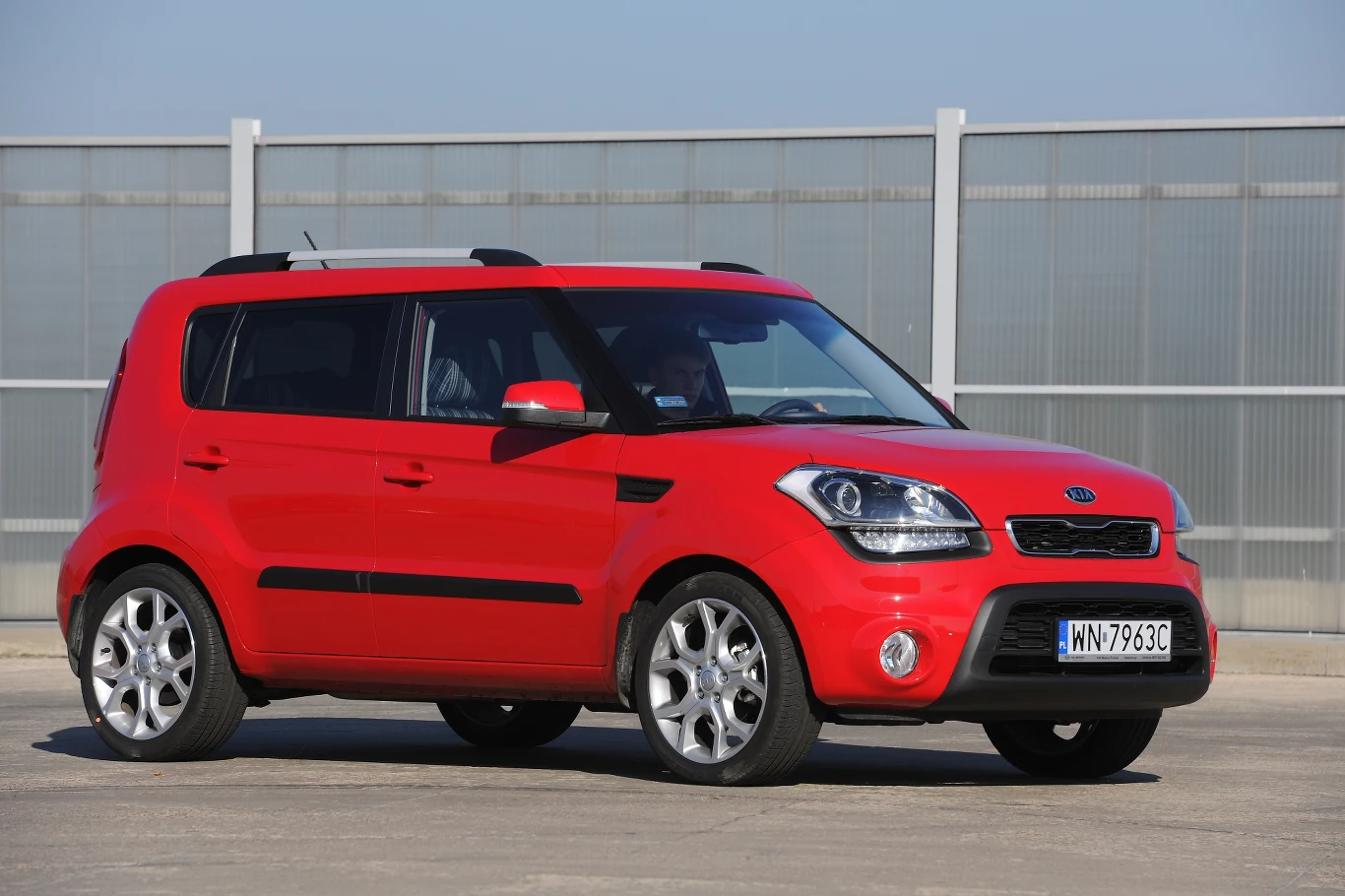 Wysokie nadwozie sprawia, że podróżnym o wzrośnie nawet 190 cm nie brakuje miejsca nad głową.