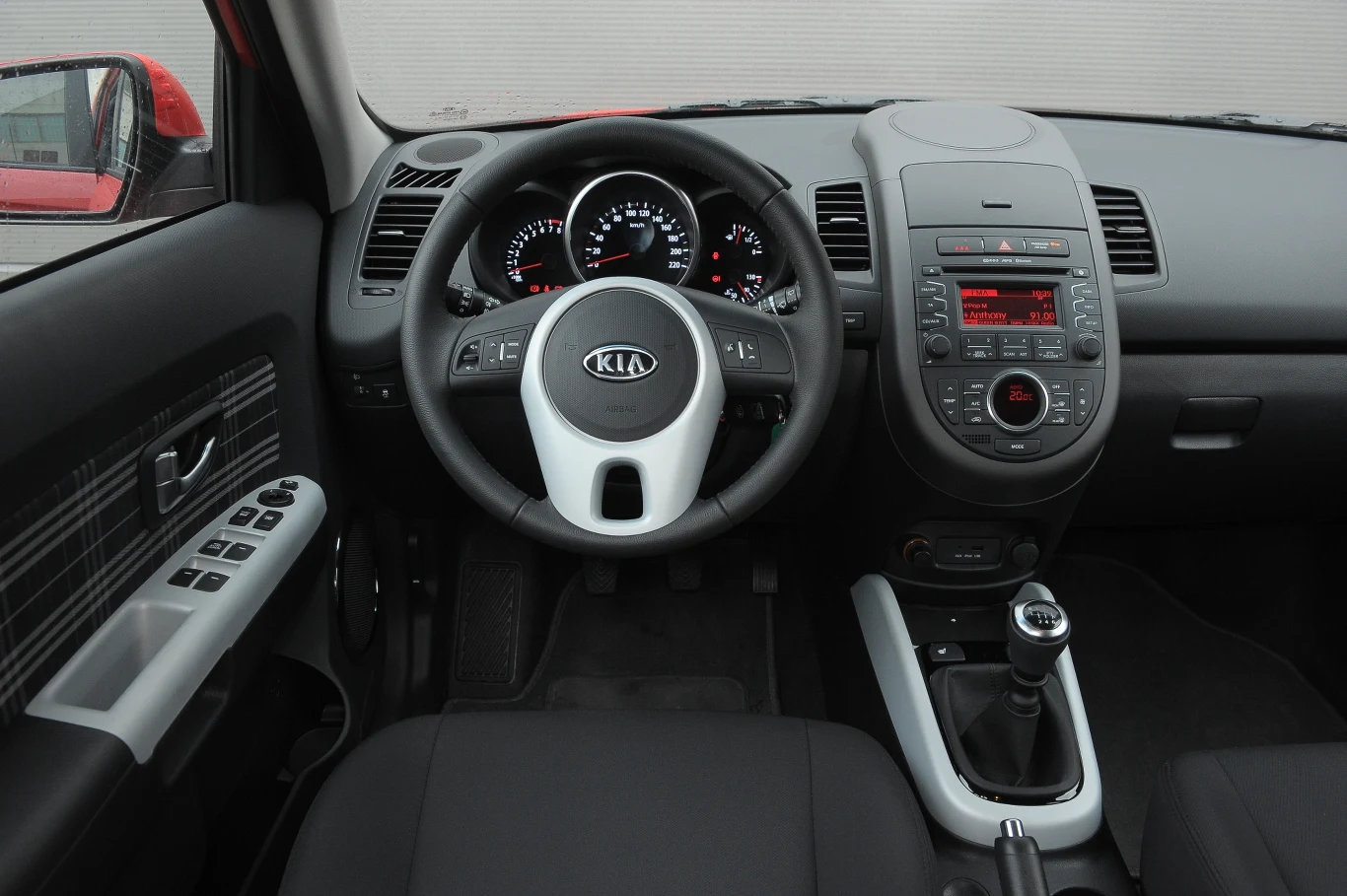 Do jakości wykończenia wnętrza i łatwości obsługi urządzeń pokładowych trudno mieć zastrzeżenia. Wreszcie dostępna jest automatyczna klimatyzacja.