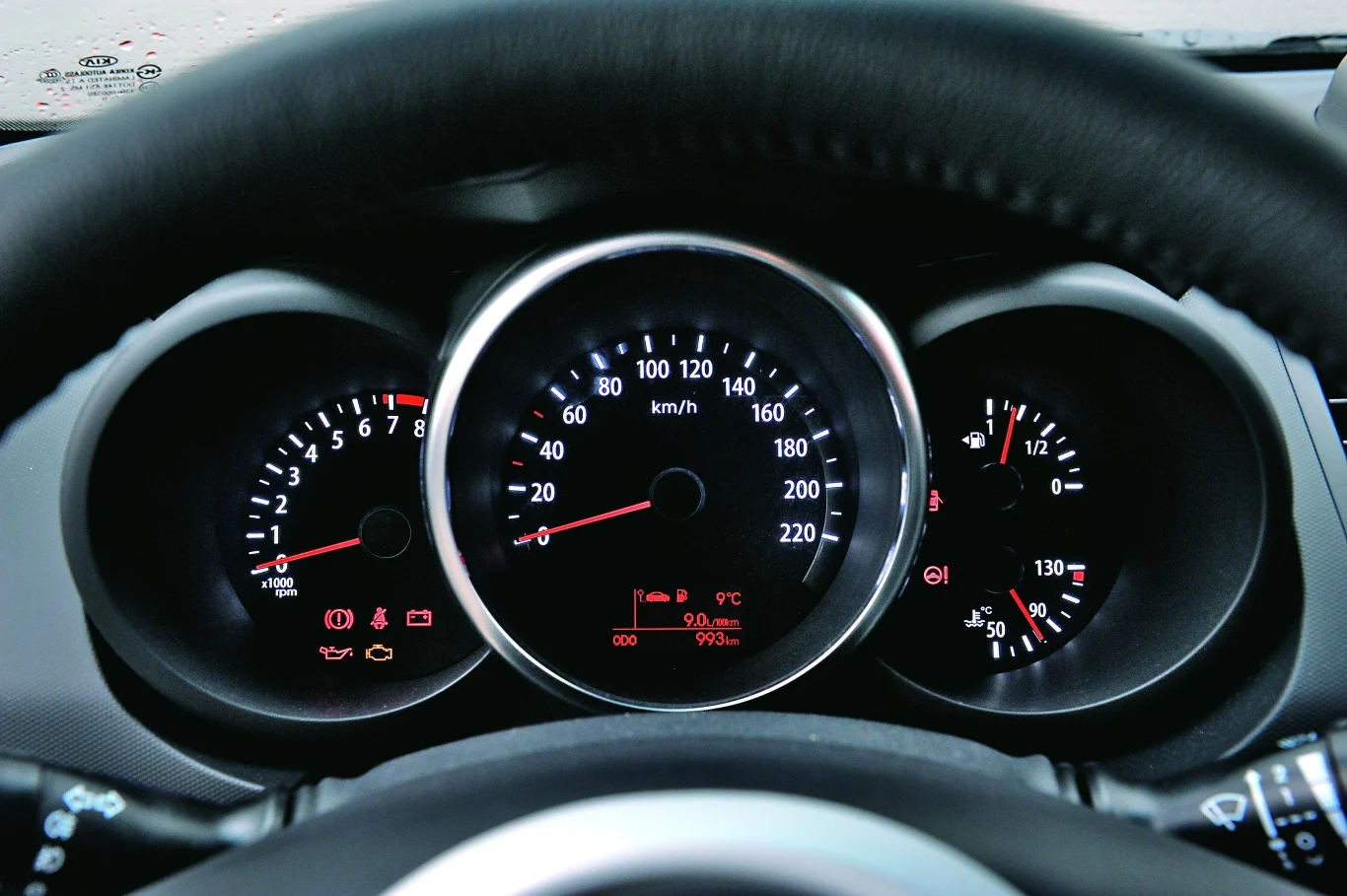 Zegary są czytelne. Plus za wskaźnik temperatury silnika.