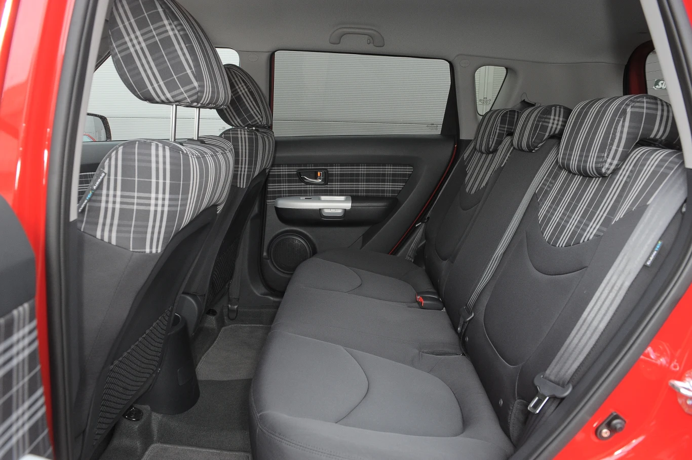 Na tylnej kanapie jest zaskakująco dużo miejsca, tyle, co w samochodach kompaktowych.