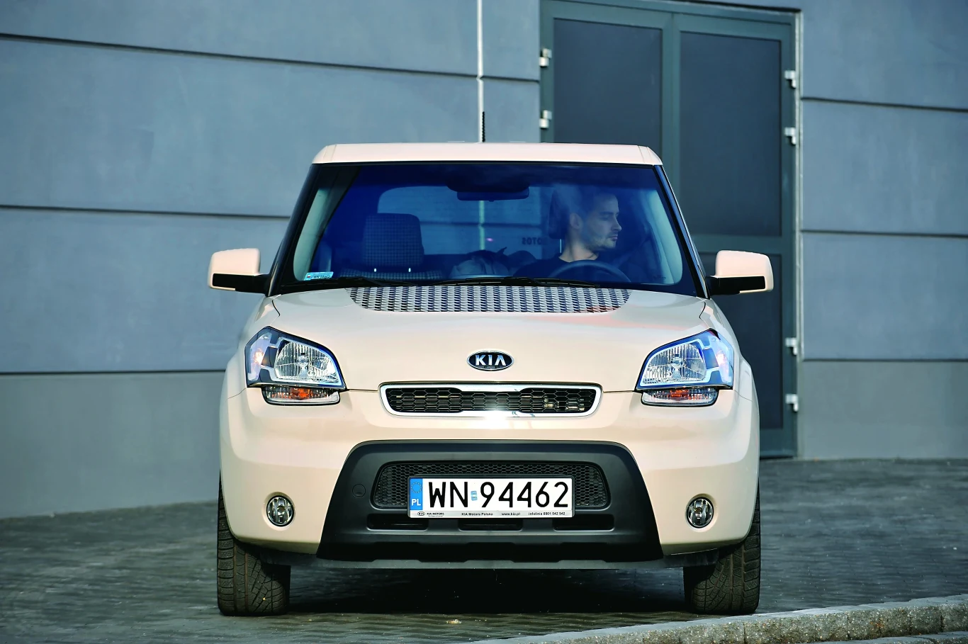 Poprzednik miał inny wlot powietrza. Powiększono też światła przeciwmgielne.