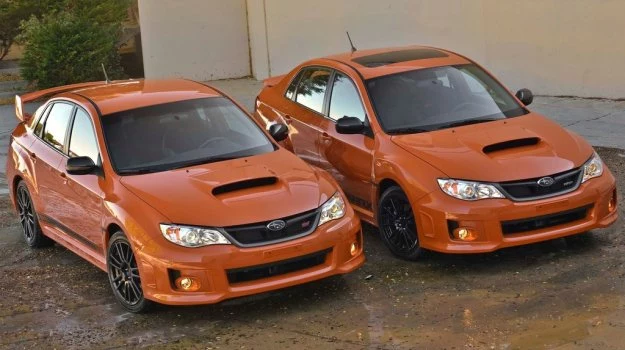 Subaru Impreza WRX STI (z lewej) oraz WRX (z prawej).