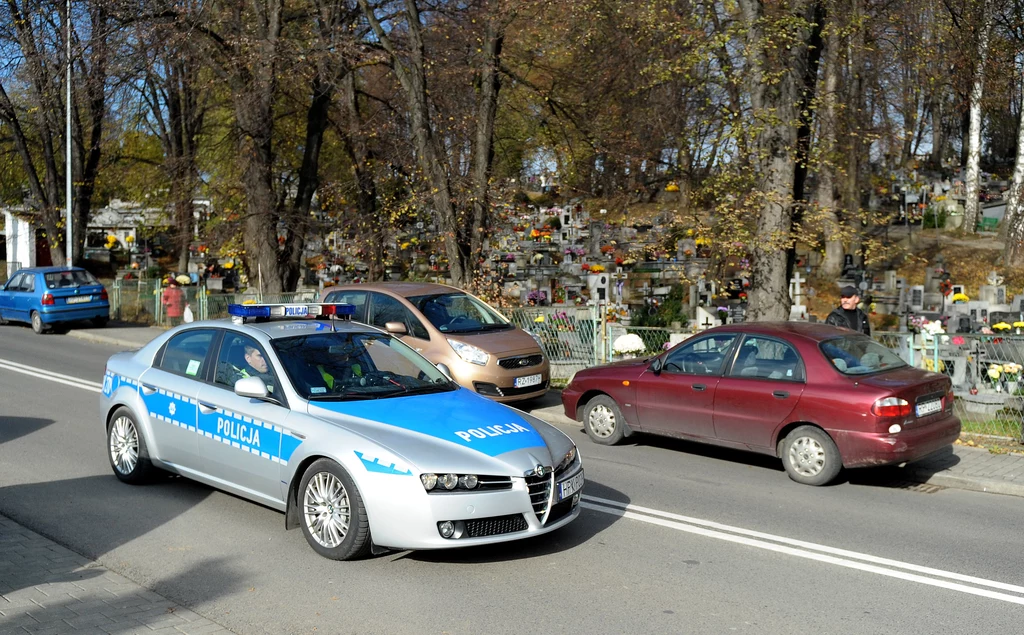 Czy policjanci z alfy zwrócą uwagę  na nieprawidłowo zaparkowane samochody? 