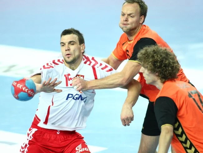 Atakujący gracz reprezentacji Polski Michał Michał Jurecki (L) blokowany przez Holendrów Matthijsa Vinka (C) i Jaspera Adamsa (P) w eliminacyjnym meczu mistrzostw Europy 2014 piłkarzy ręcznych, rozegranym w Płocku,