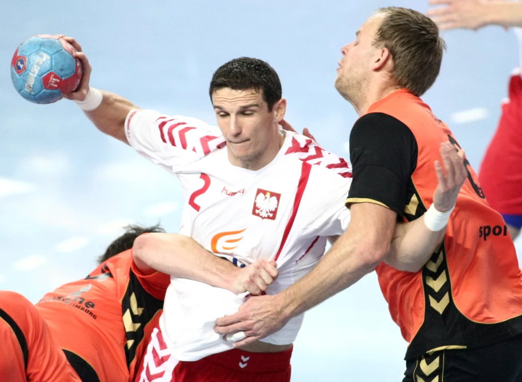 Barłomiej Jaszka przedziera się przez oobronę rywala.