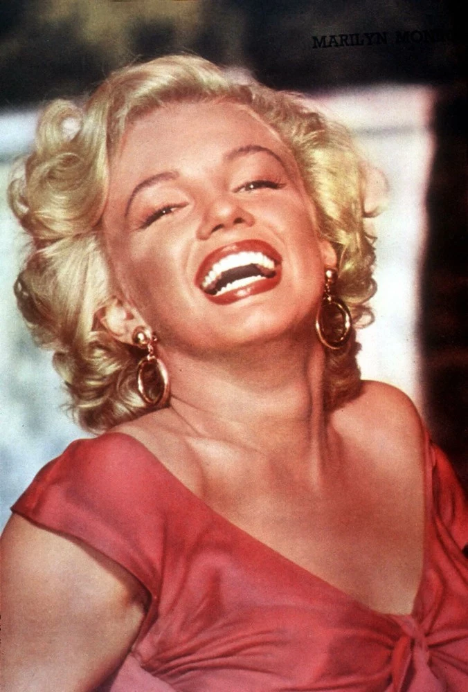 Marylin Monroe. Gwiazda wiedziała, że mężczyźni wolą blondynki. Jej kariera rozbłysła dopiero, gdy rozjaśniła włosy. Jako kobieta-dziecko emanująca erotyzmem podbiła świat. I... cierpiała, bo ludzie widzieli tylko jej fizyczność seksbomby. Marylin Monroe. Gwiazda wiedziała, że mężczyźni wolą blondynki. Jej kariera rozbłysła dopiero, gdy rozjaśniła włosy. Jako kobieta-dziecko emanująca erotyzmem podbiła świat. I... cierpiała, bo ludzie widzieli tylko jej fizyczność seksbomby.