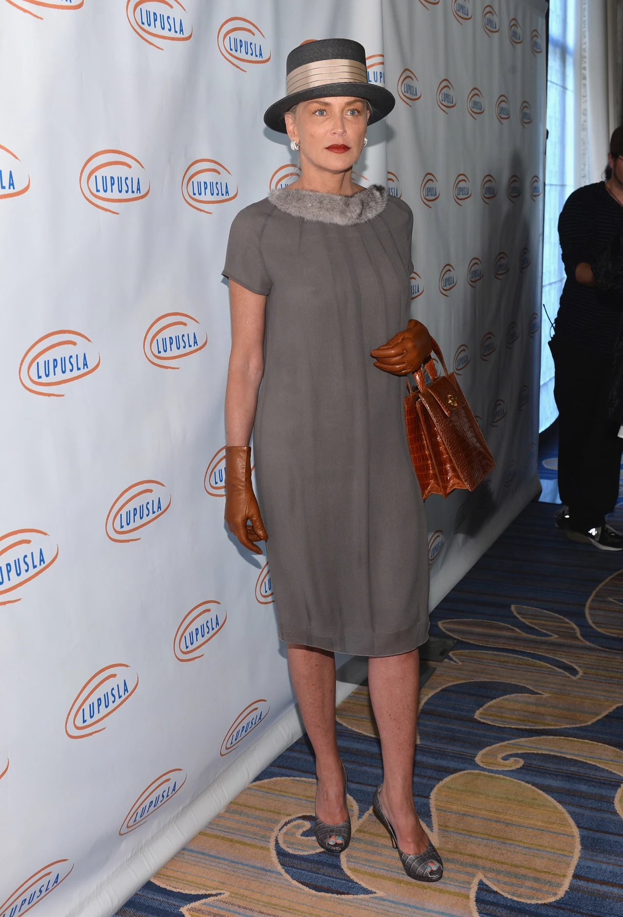 Według nas to nieudana stylizacja Sharon Stone. Co ty o tym sądzisz? Według nas to nieudana stylizacja Sharon Stone. Co ty o tym sądzisz?