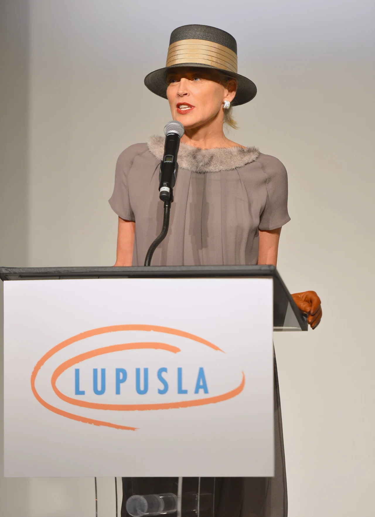 Według nas to nieudana stylizacja Sharon Stone. Co ty o tym sądzisz? Według nas to nieudana stylizacja Sharon Stone. Co ty o tym sądzisz?