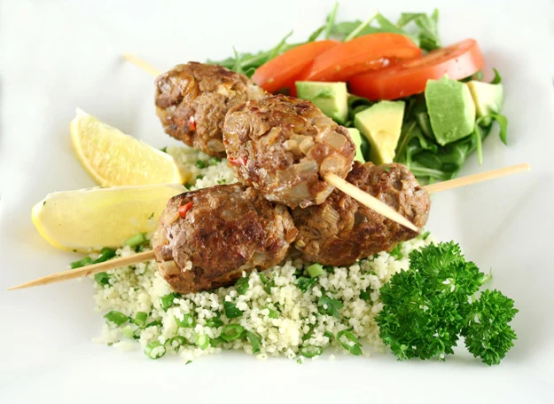 Szaszłyki bałkańskie z kuskusem Szaszłyki bałkańskie z kuskusem