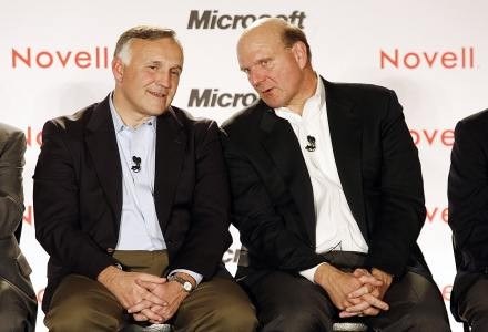 Prezes Novell, Ron Hovsepian (z lewej) i dyrektor Microsoft, Steve Ballmer