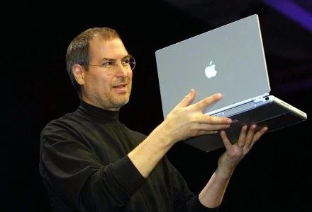 Steve Jobs prezentuje MacBooka