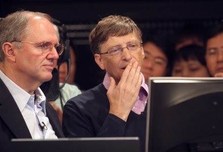 Bill Gates i Craig Mundie (główny inżynier oprogramowania) podziwiają projekty finalistów