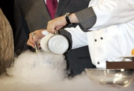 Ciekły azot. Przy overclokingu przybiera on jednak trochę inną formę. Ciekły azot. Przy overclokingu przybiera on jednak trochę inną formę.