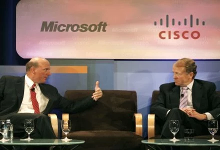 Steve Ballmer (z lewejI i John Chambers.