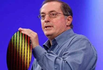 Prezes i dyrektor generalny firmy Intel, Paul Otellini i wafel wytworzony w technologii 32 nm.