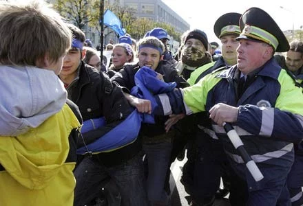 Milicja siłą usuwa demonstrację opozycji demokratycznej w Mińsku