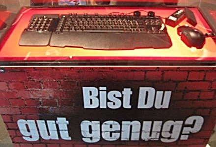 Bok tej klawiatury pasuje z każdej strony Bok tej klawiatury pasuje z każdej strony