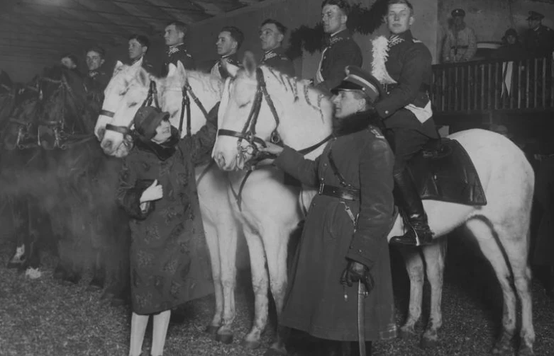 Pułkownik Wieniawa-Długoszowski (stoi) jako dowódca 1 Pułku Szwoleżerów Pułkownik Wieniawa-Długoszowski (stoi) jako dowódca 1 Pułku Szwoleżerów