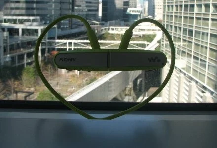 Walkman W w całej okazałości. W tle tokijska dzielnica Shinagawa. Walkman W w całej okazałości. W tle tokijska dzielnica Shinagawa.