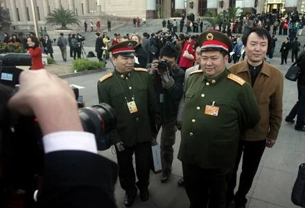 Wnuk Mao, Mao Xinyu (w środku) został wybrany blogrem roku