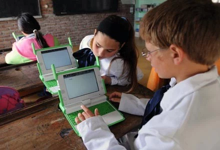 Cena laptopa OLPC przekroczyła ostatecznie 200 dol. Indie chcą notebooka 20 razy tańszego