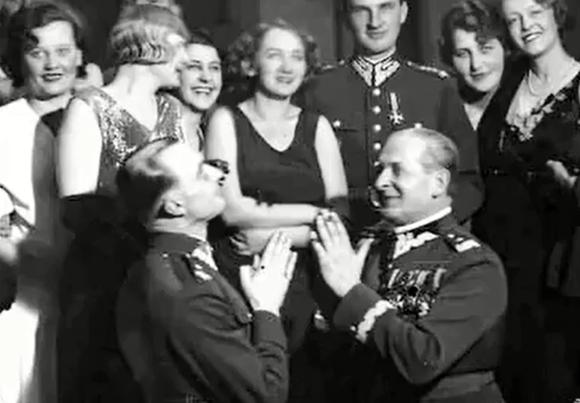 Wieniawa-Długoszowski (klęczy po prawej) znany był z poczucia humoru Wieniawa-Długoszowski (klęczy po prawej) znany był z poczucia humoru