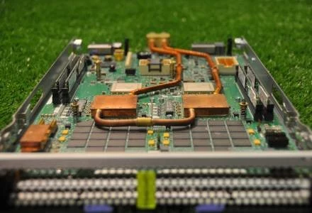 Radiatory wodne są na razie przykręcone ręcznie do jednostek CPU kaset superkomputera.  IBM Zürich