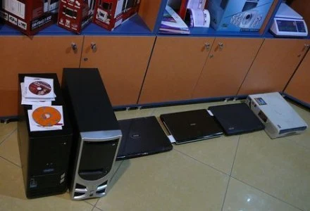 Skonfiskowane komputery i oprogramowanie. Zdjęcia operacyjne policji Skonfiskowane komputery i oprogramowanie. Zdjęcia operacyjne policji