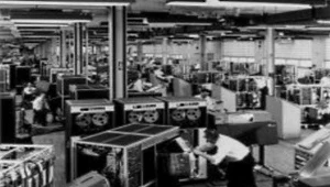 Technicy w hali montażowej konstruują IBM 1401