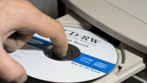 Polacy najczęściej archiwizują dane na płytach CD i DVD fot. Carlos Paes