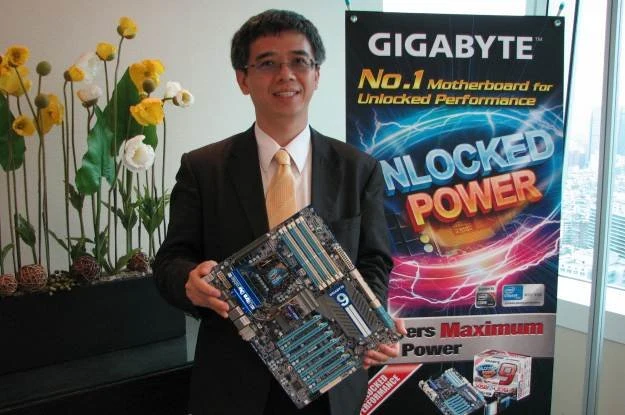 Sir Henry Kao z Gigabyte, specjalnie dla INTERIA.PL, pokazuje najnowszą płytę tajwańskiej firmy Sir Henry Kao z Gigabyte, specjalnie dla INTERIA.PL, pokazuje najnowszą płytę tajwańskiej firmy