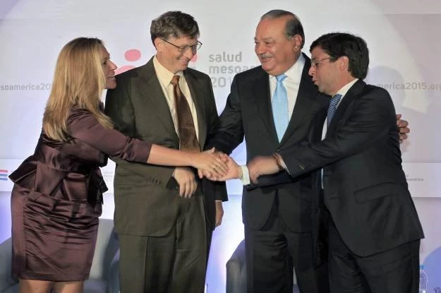 W środku zdjęcia Bill Gates i Carlos Slim, podczas spotkania w Meksyku