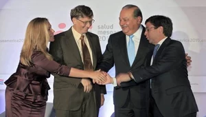 W środku zdjęcia Bill Gates i Carlos Slim, podczas spotkania w Meksyku