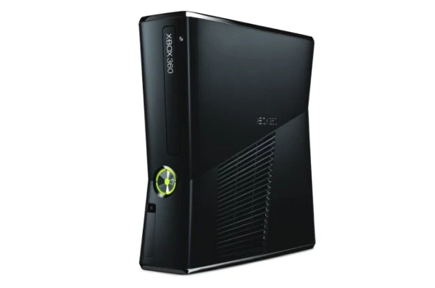 Konsola Xbox 360 250GB S jest mniejsza od swojego poprzednika i wygląda znacznie lepiej