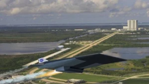 Artystyczna wizja pojzadów wystrzeliwanych za pomocą Advanced Space Launch System