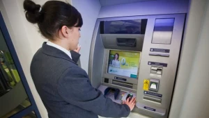 Podczas korzystania z bankomatu trzeba zachować dużą ostrożność