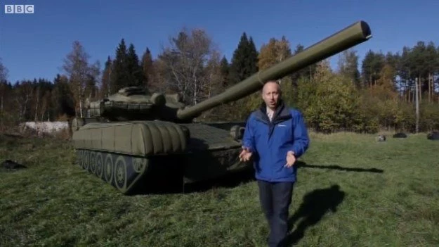 Kadr z filmu BBC przedstawiający nadmuchiwany rosyjski czołg w akcji Kadr z filmu BBC przedstawiający nadmuchiwany rosyjski czołg w akcji