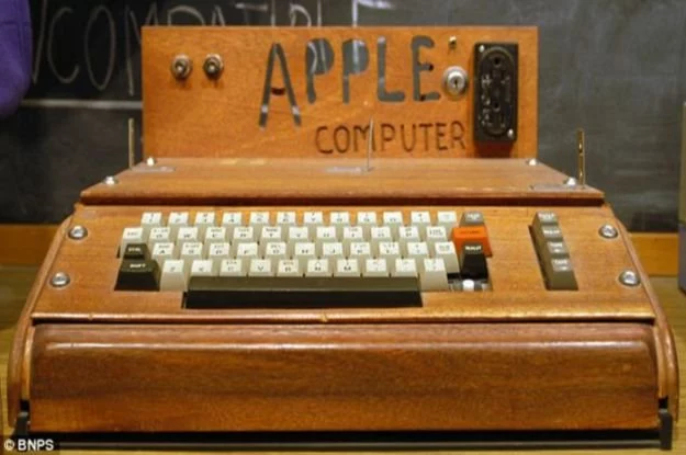 Apple-1 - kiedyś drewniany komputerek, dzisiaj antyk wart prawie ćwierć miliona dolarów