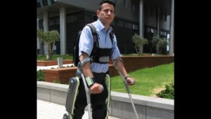ReWalk - egzoszkielet pozwalający sparaliżowanym niemal normalnie chodzić. Argo Medical Technologies