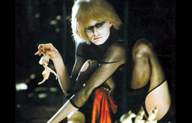 Android o imieniu Pris (Daryl Hannah) model stworzony tylko do prostytucji