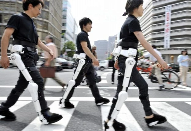 Marsz robotów, czyli system wspomagania "HAL" (Hybrid Assistive Limb)  testowany na ulicach Tokio