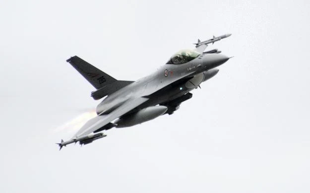 Jeden z norweskich myśliwców F-16 uczestniczących w akcji nad terytorium Libii Jeden z norweskich myśliwców F-16 uczestniczących w akcji nad terytorium Libii