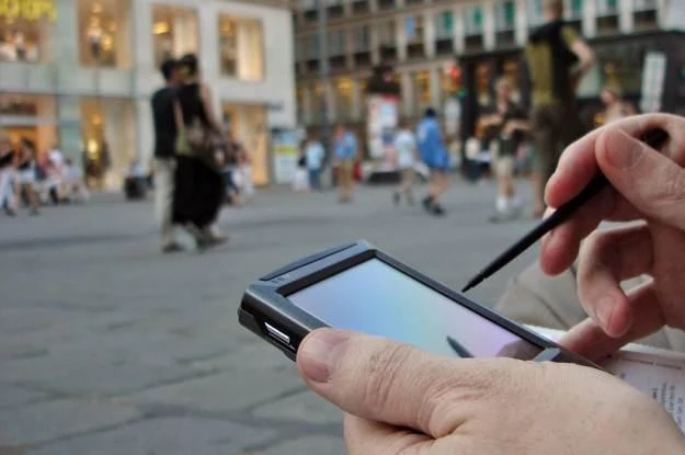 Wi-Fi na ulicy polskiego miasta to dzisiaj nic zaskakującego   fot. Chaleerat Ng