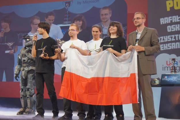 Zespół Cellardoor z Poznania - laureaci Imagine Cup 2011. Nagrodę wręczył im bohater gry "Halo"