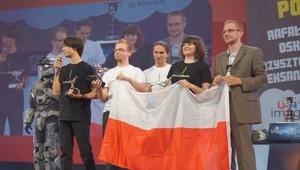 Zespół Cellardoor z Poznania - laureaci Imagine Cup 2011. Nagrodę wręczył im bohater gry "Halo"