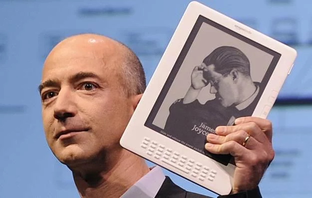 Jeff Bezos, CEO Amazon, pokazuje światu w 2009 roku Kindle DX