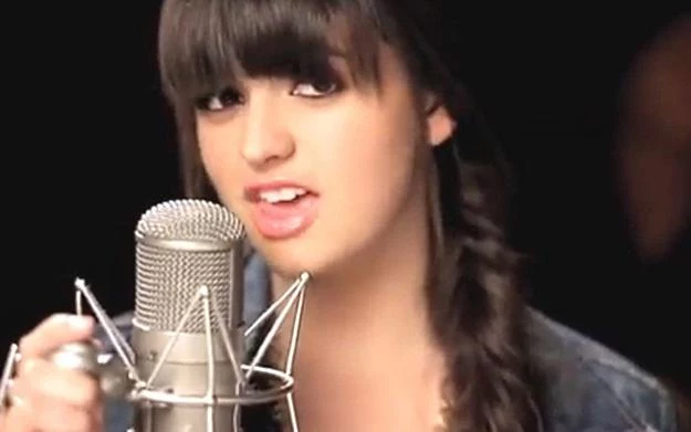 Rebecca Black w klipie "My Moment"