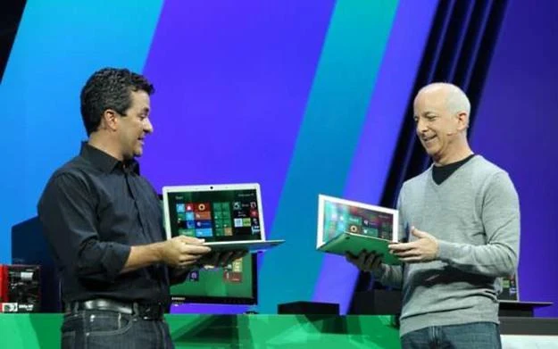 Steven Sinofsky i Michael Angiulo prezentują działanie nowego Windowsa (Fot. Microsoft.com) Steven Sinofsky i Michael Angiulo prezentują działanie nowego Windowsa (Fot. Microsoft.com)